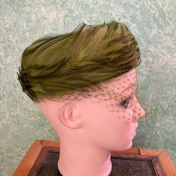 VINTAGE green feather hat with netting - Picture 4 of 6